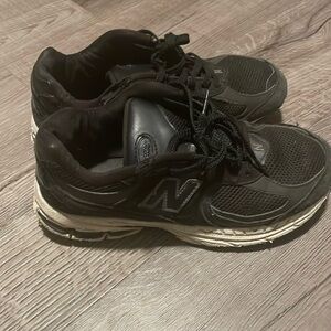 I’m selling a new balance shoe willing to accept offer